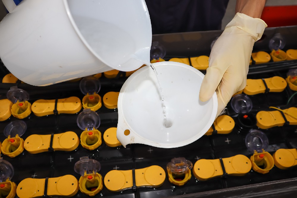 充電前還是充電后，叉車電池應該在什么時候加水？