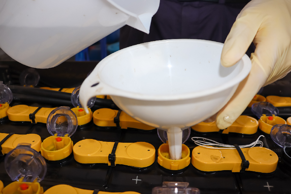 電瓶加水過多怎么補救?如何正確加水?